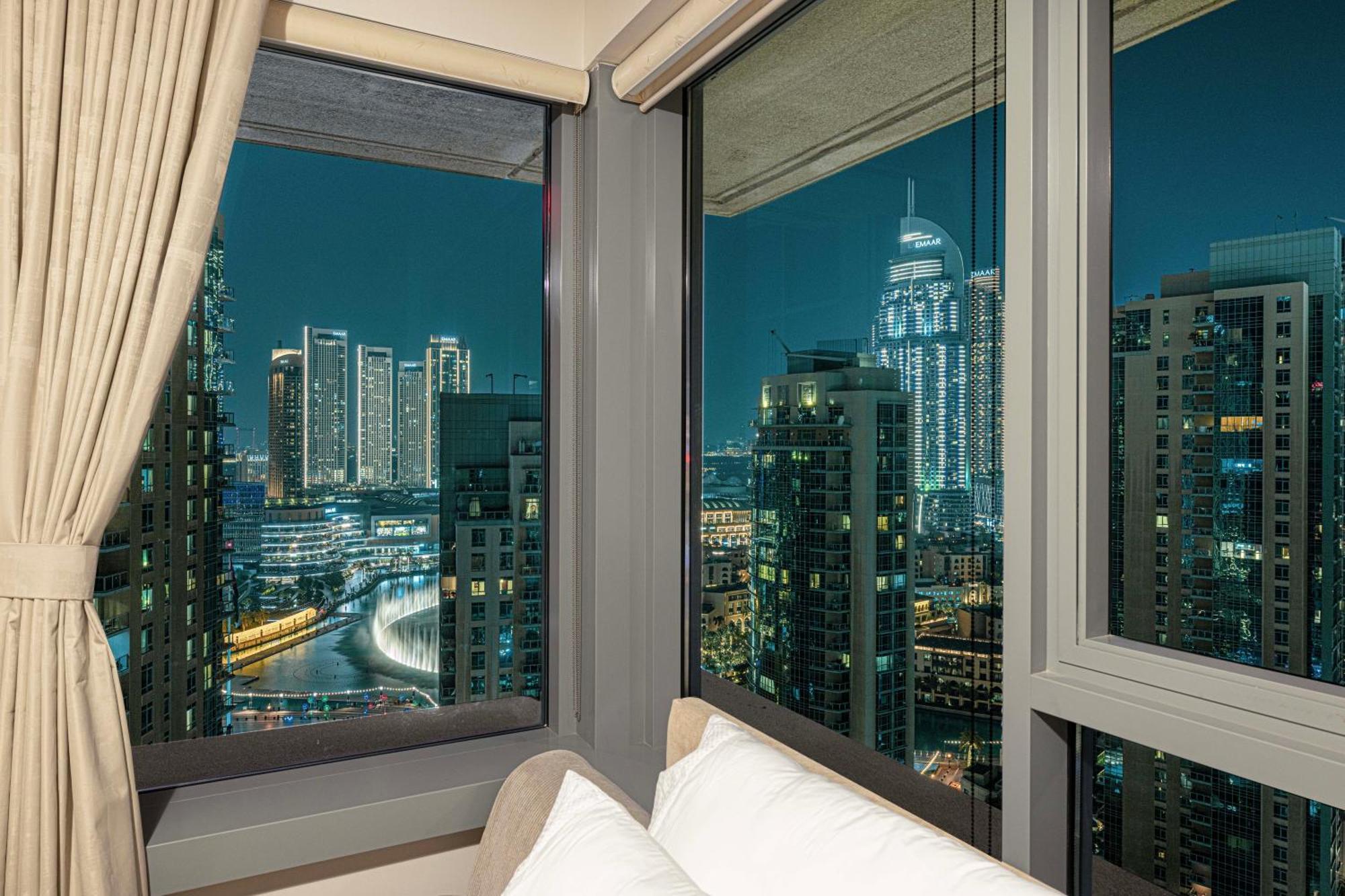 Luxury 2-br Overlooking Burj & Fountain Views * Dubai