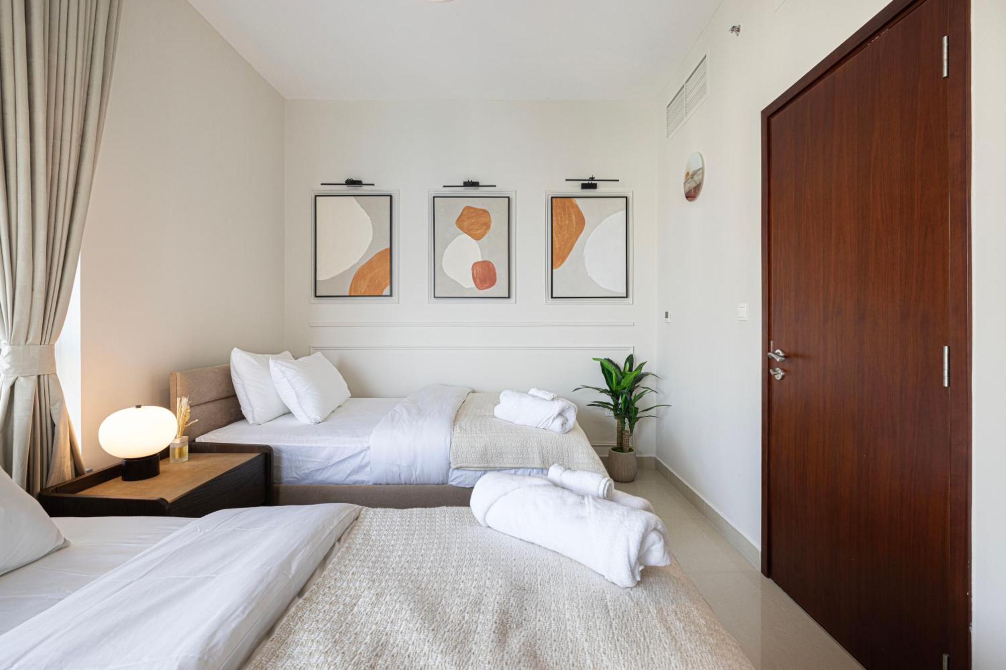 Luxury 2-br Overlooking Burj & Fountain Views Apartment *