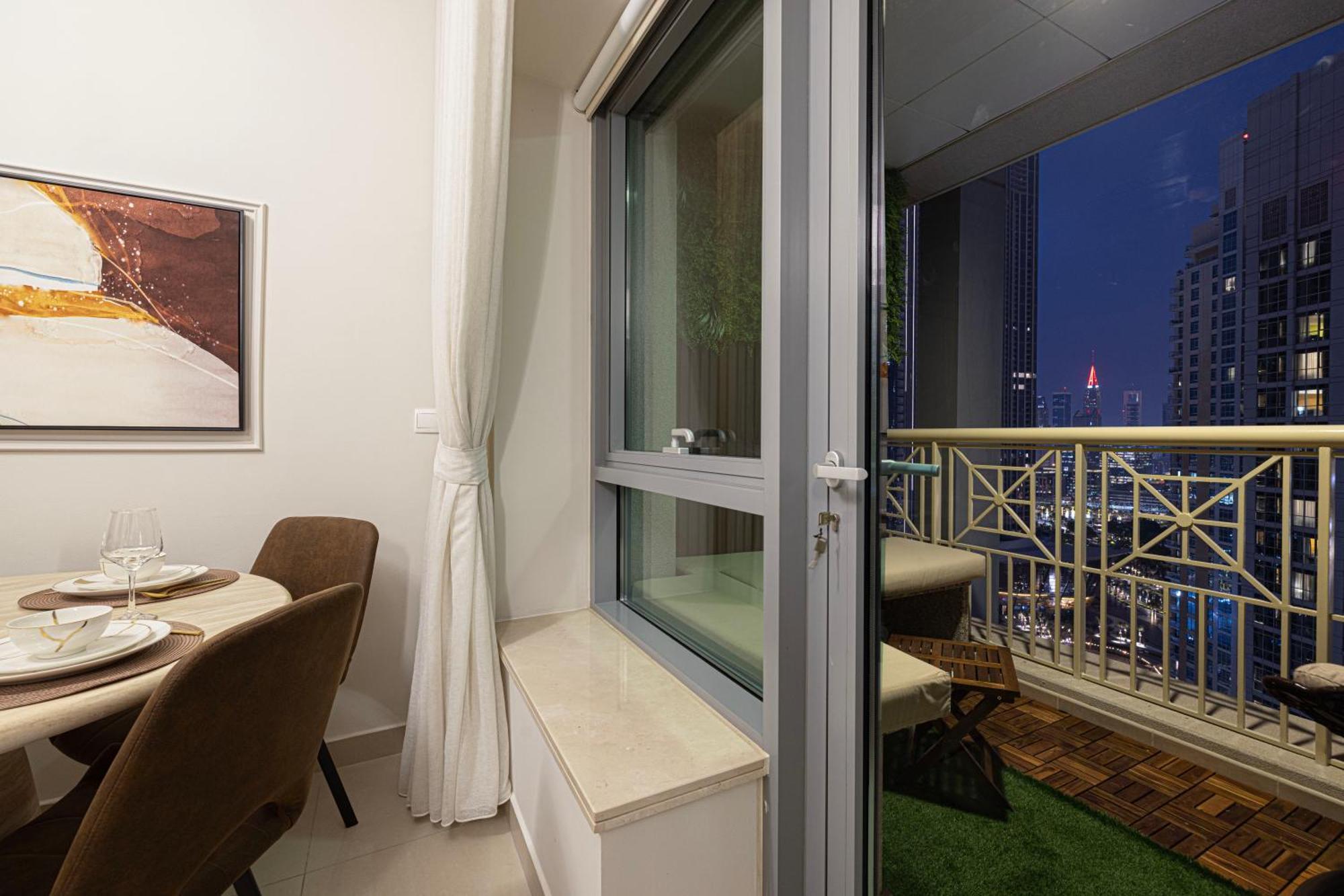 Apartment Luxury 2-br Overlooking Burj & Fountain Views *