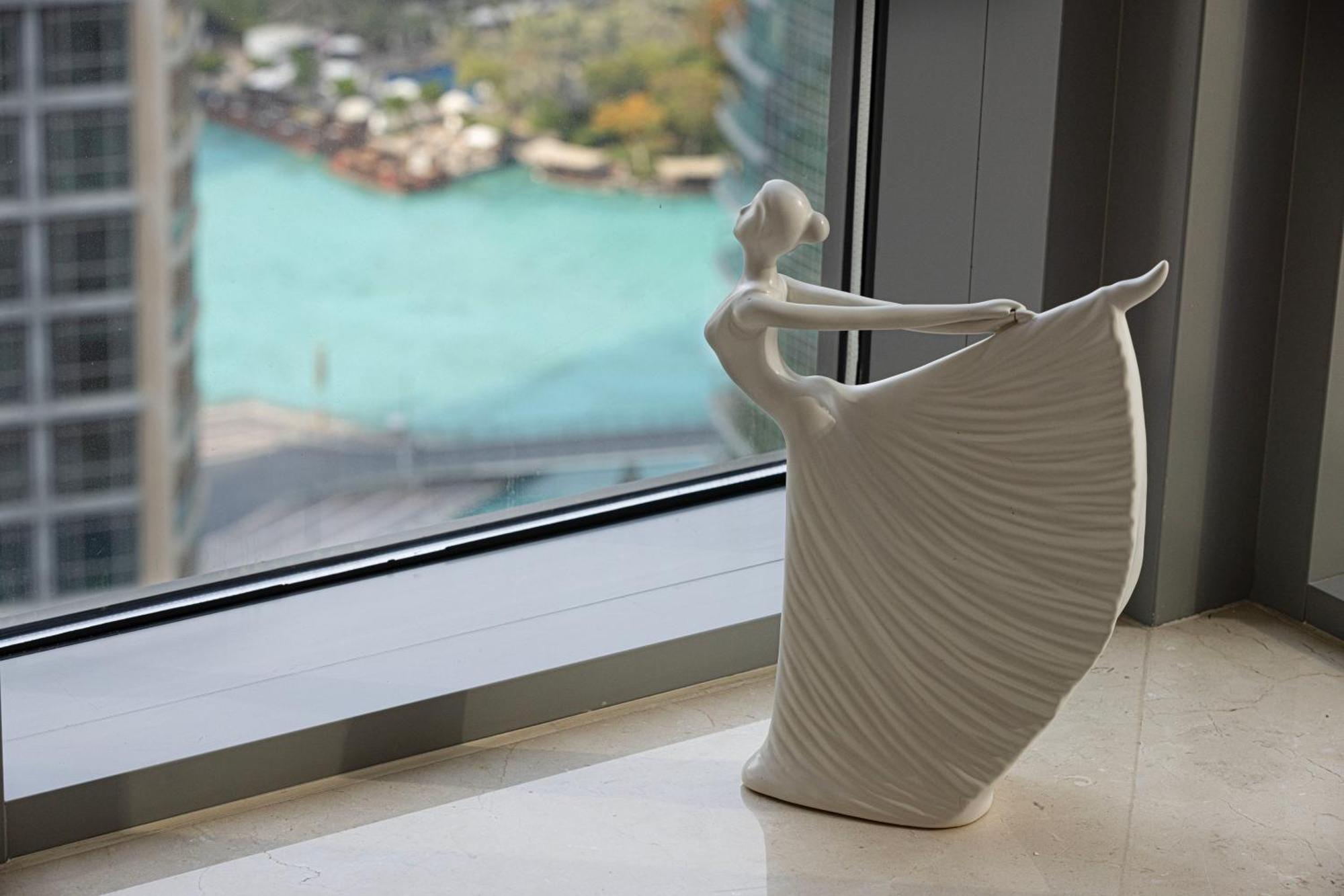 Luxury 2-br Overlooking Burj & Fountain Views