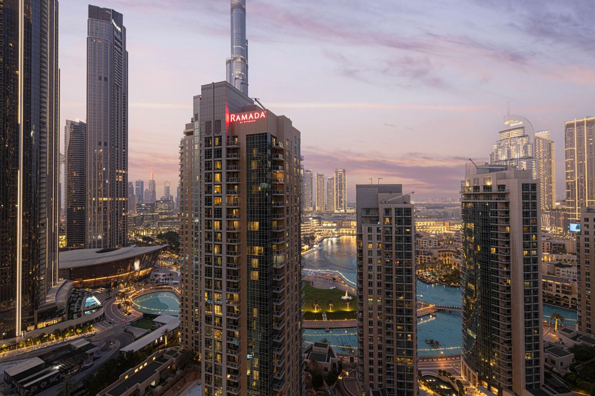 Apartment Luxury 2-br Overlooking Burj & Fountain Views *