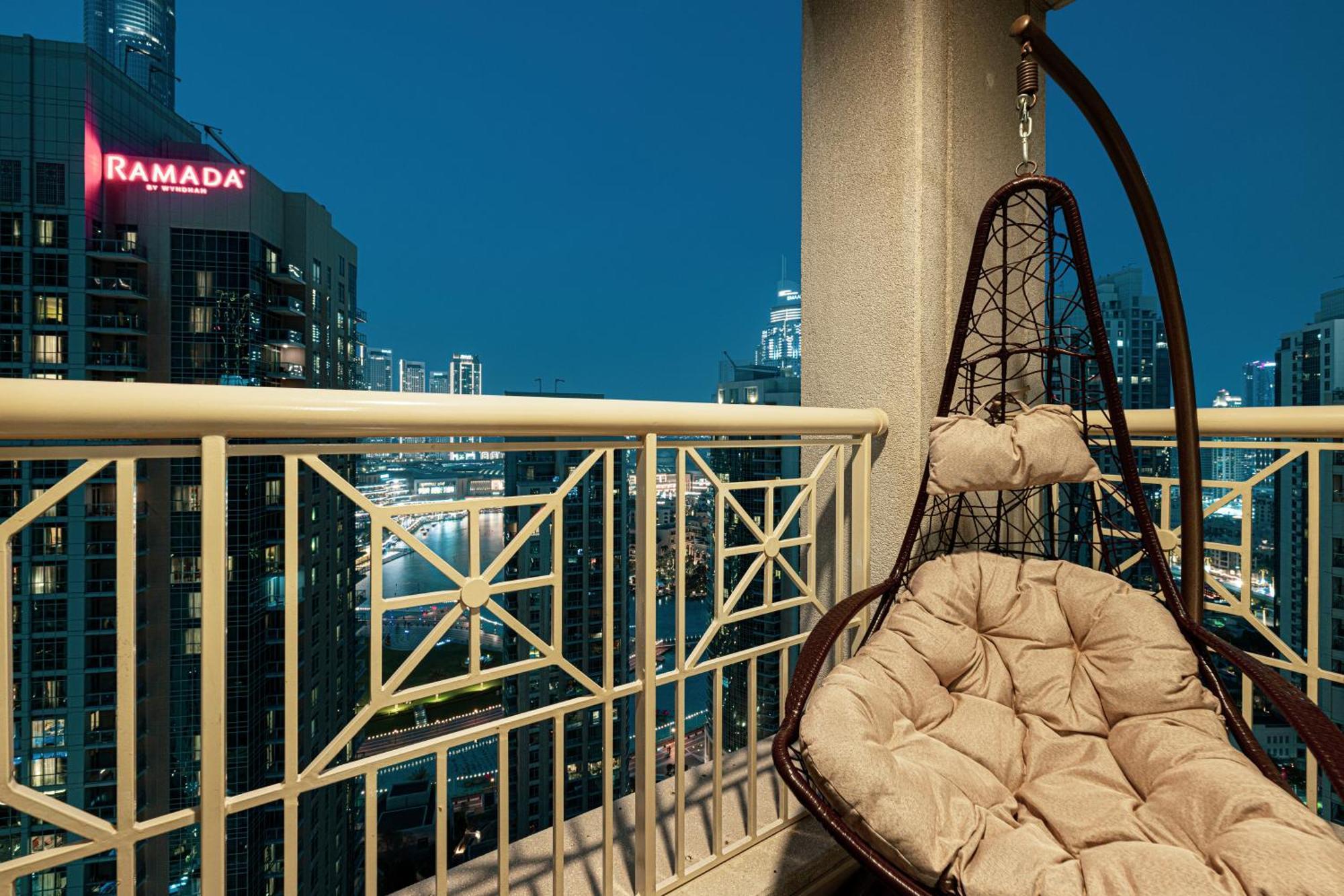 Luxury 2-br Overlooking Burj & Fountain Views Apartment Dubai