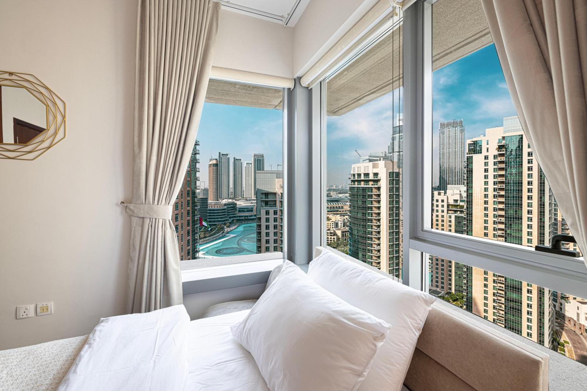 Luxury 2-br Overlooking Burj & Fountain Views * Dubai