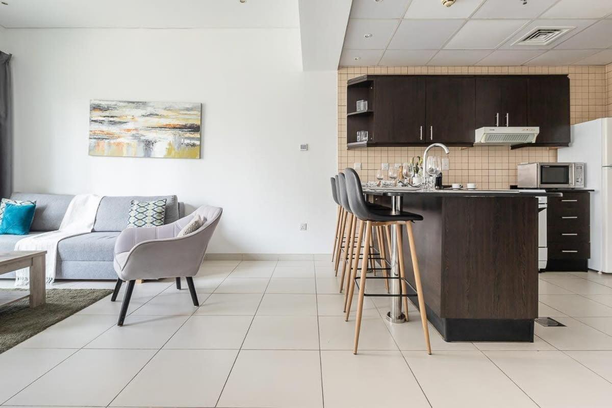 Frank Porter - Royal Oceanic Apartment Dubai