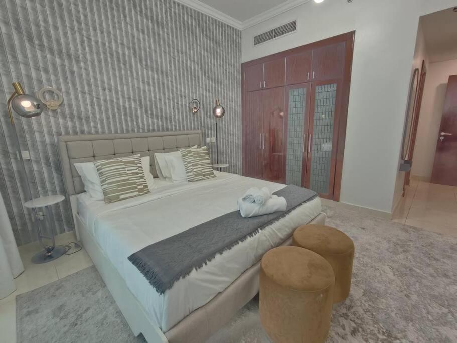 Large 1br With Great View
