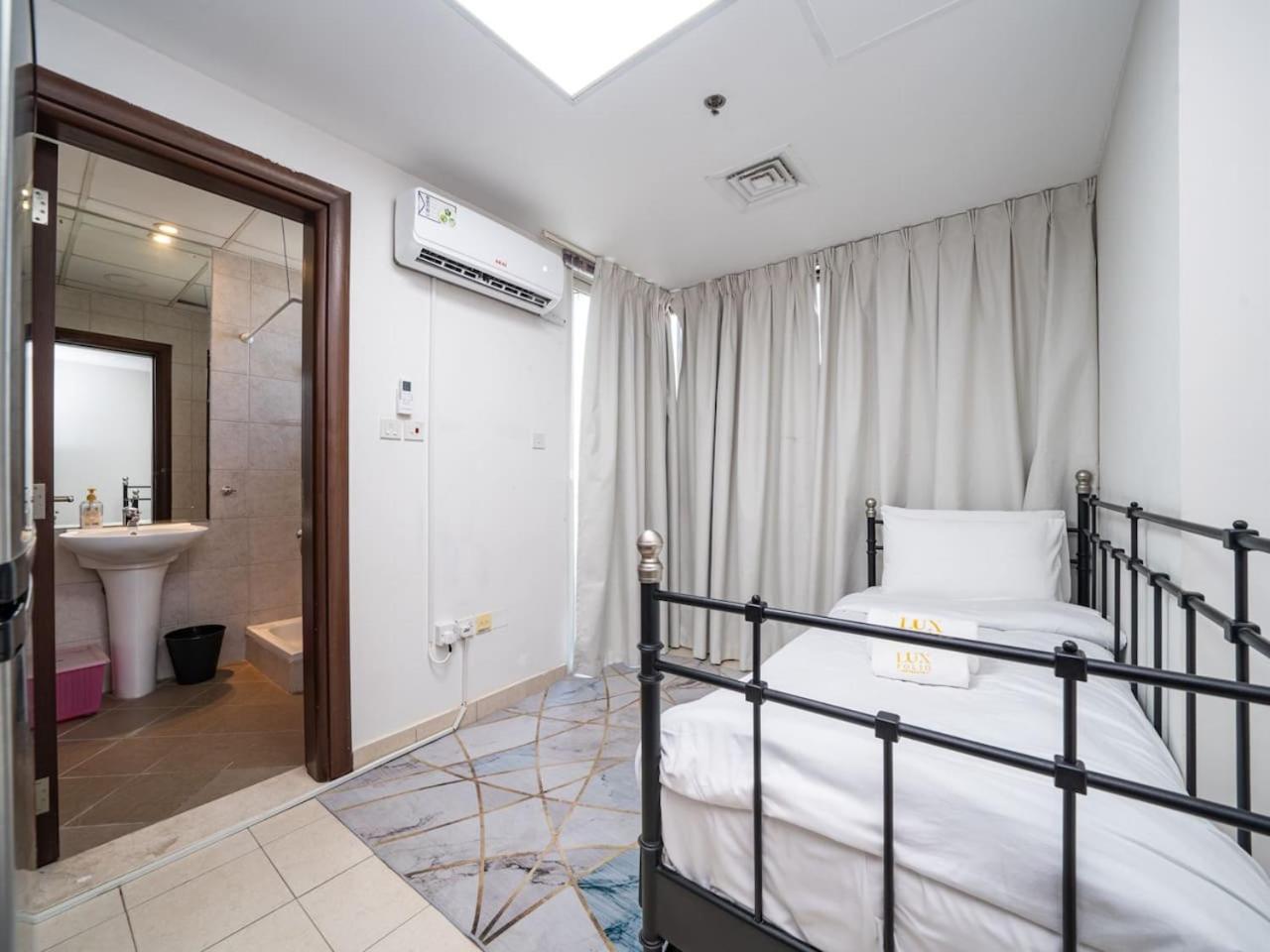 Spacious 4 Bedroom Marina Oasis Apartment Dubai