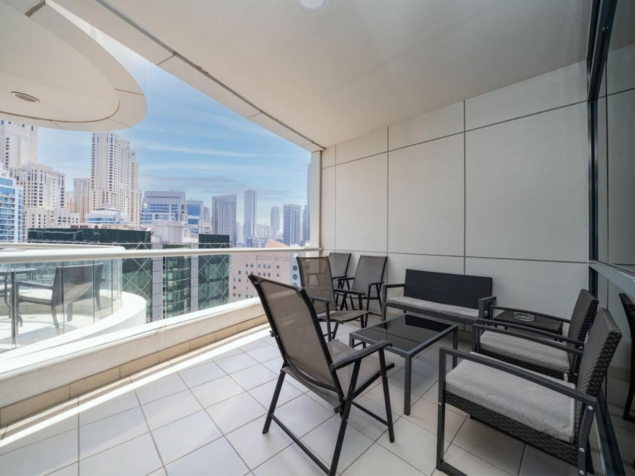 Spacious 4 Bedroom Marina Oasis Dubai