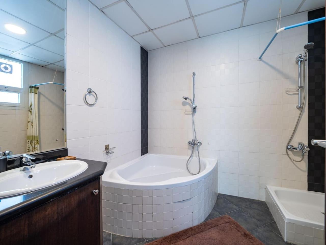 Spacious 4 Bedroom Marina Oasis