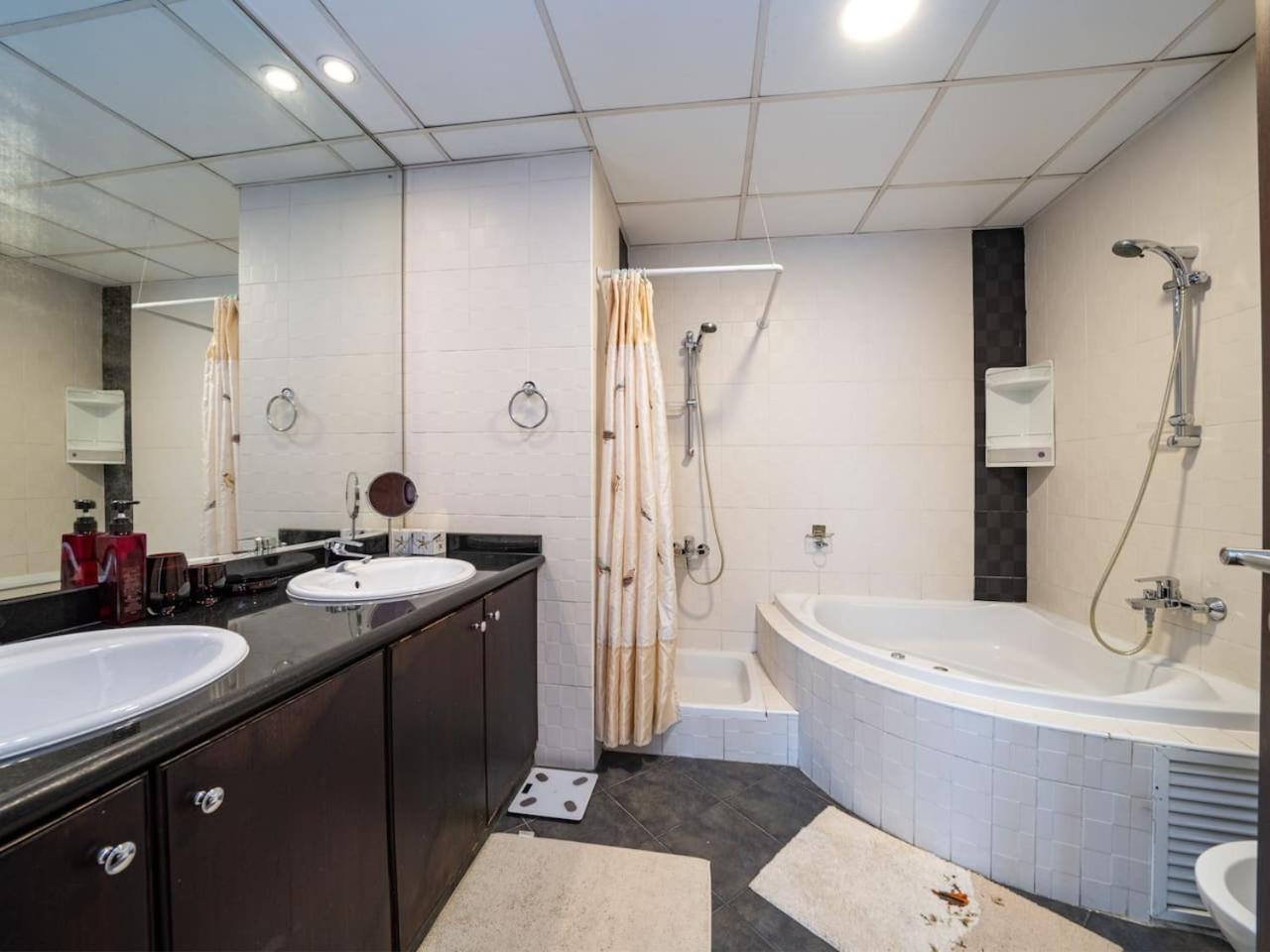Spacious 4 Bedroom Marina Oasis Apartment *