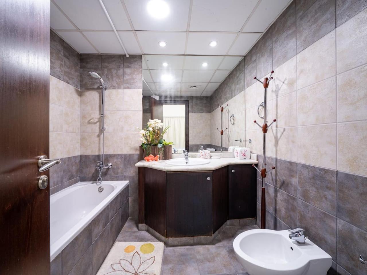Spacious 4 Bedroom Marina Oasis Apartment Dubai