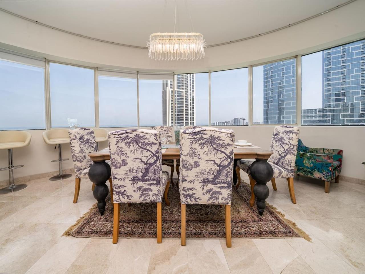Spacious 4 Bedroom Marina Oasis Apartment