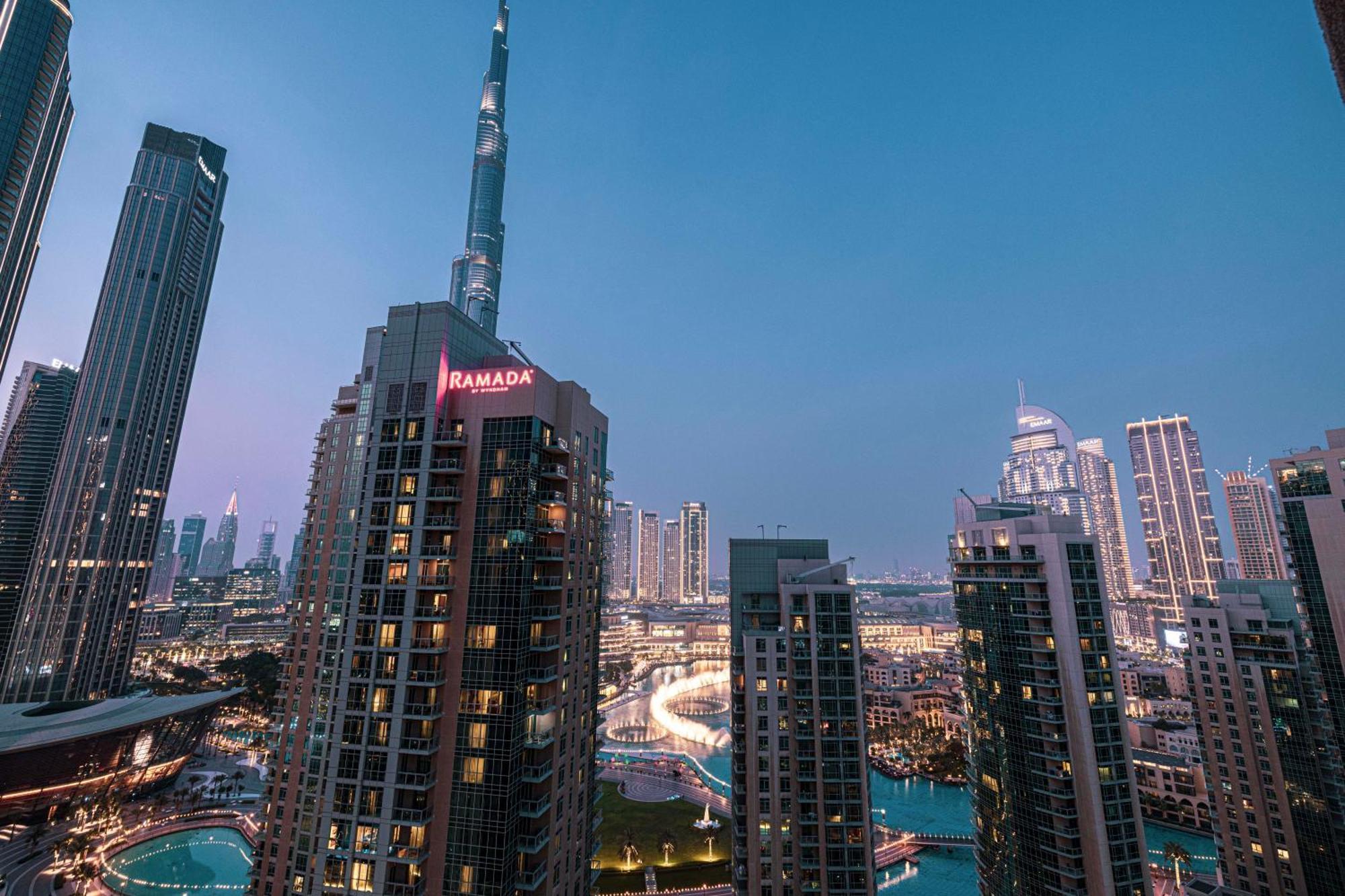 Luxury 2-br Overlooking Burj & Fountain Views Apartment Dubai