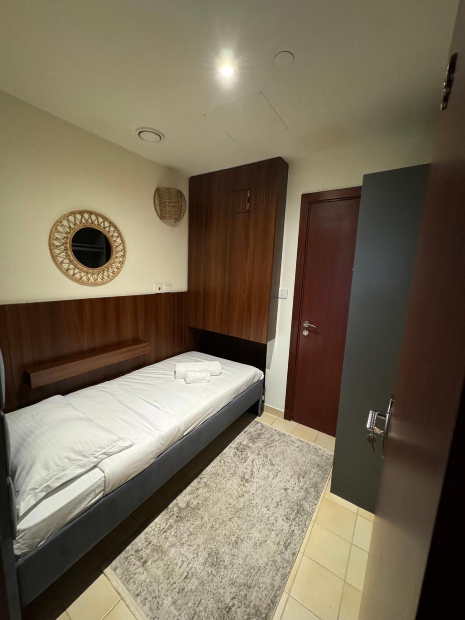 Marina Jasmine - Luxury - Jumeirah Beach Hostel Dubai
