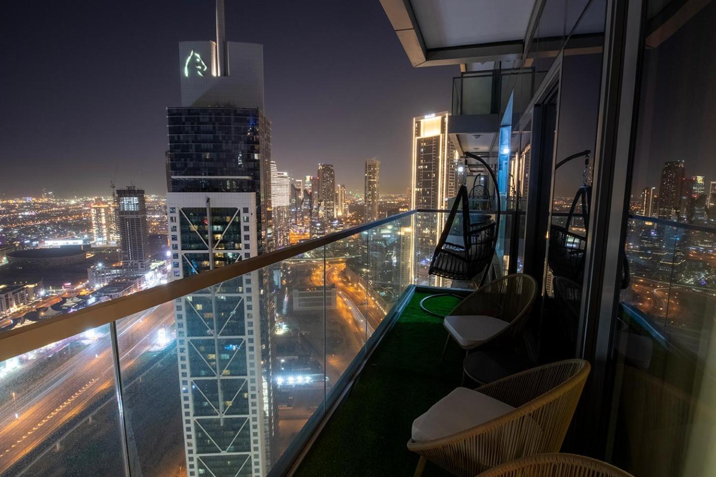 5 Star With Burj View Infinity Pool And Gym Dubai