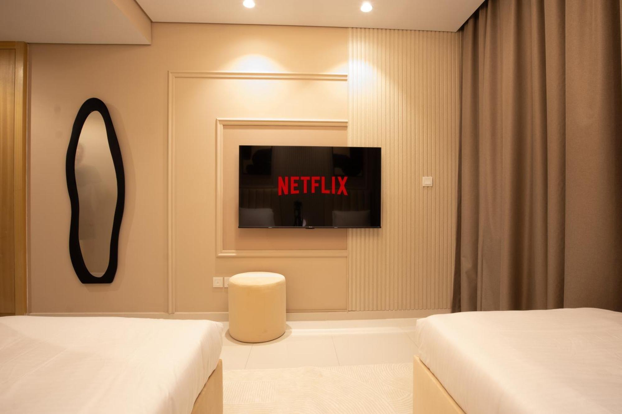5 Star With Burj View Infinity Pool And Gym Apartment