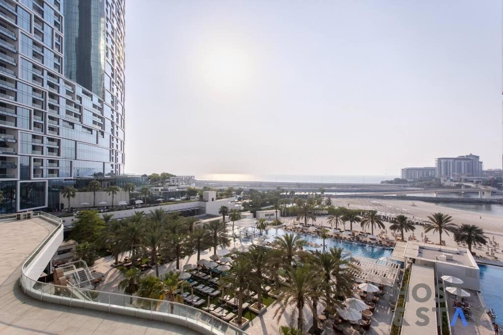 Elegant Beachfront Living At Al Bateen