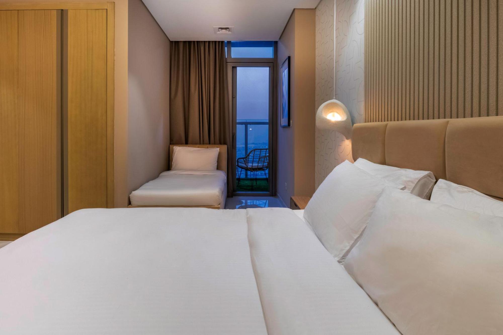 5 Star With Burj View Infinity Pool And Gym Apartment