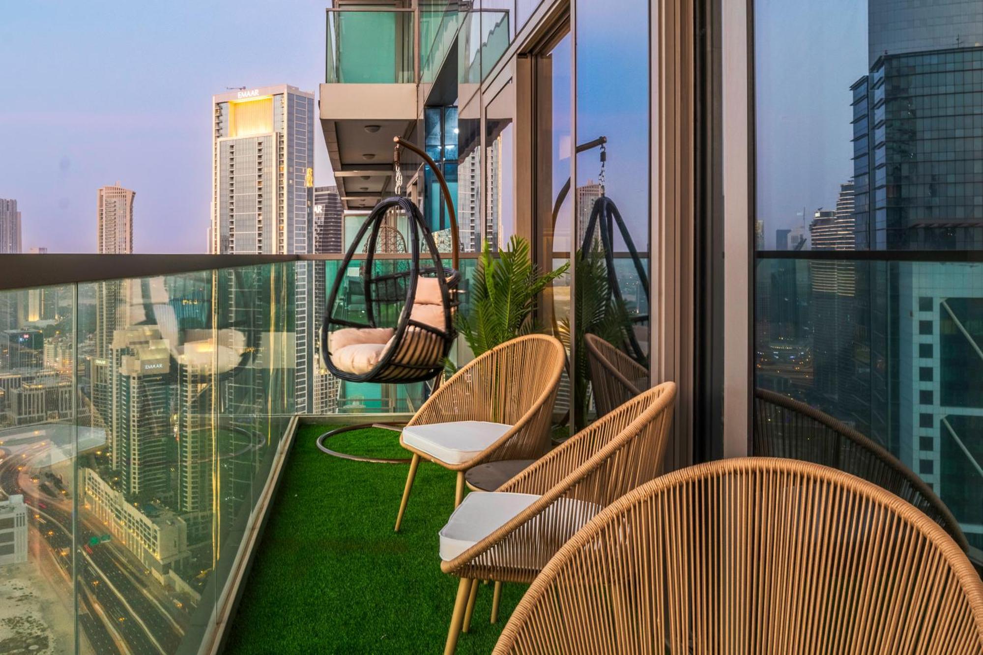 5 Star With Burj View Infinity Pool And Gym Apartment