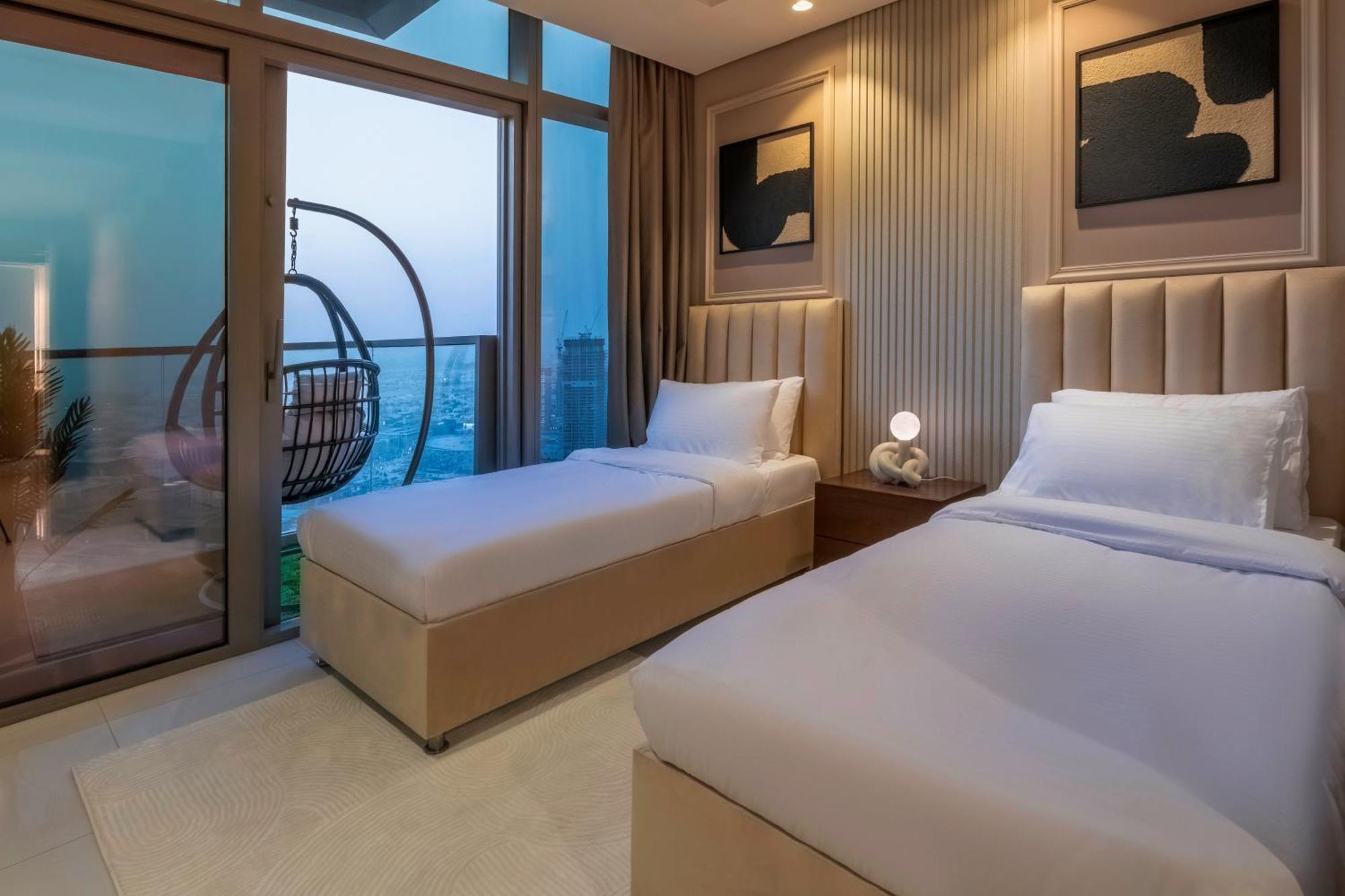 5 Star With Burj View Infinity Pool And Gym Dubai