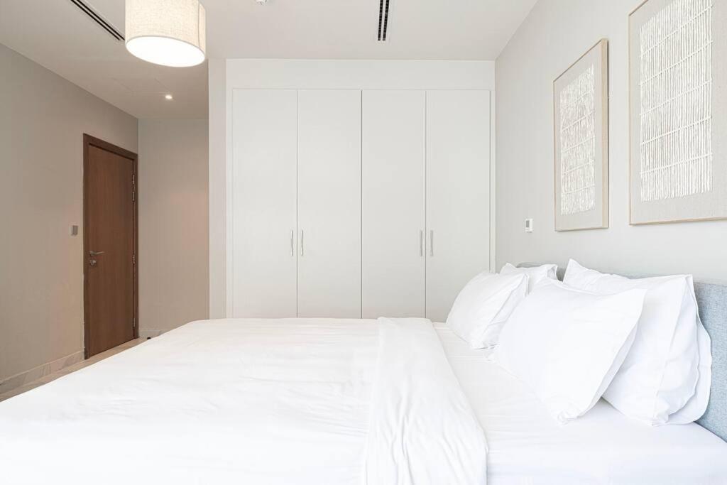 Sukoon's Waterfront Two-bedroom Apartamento