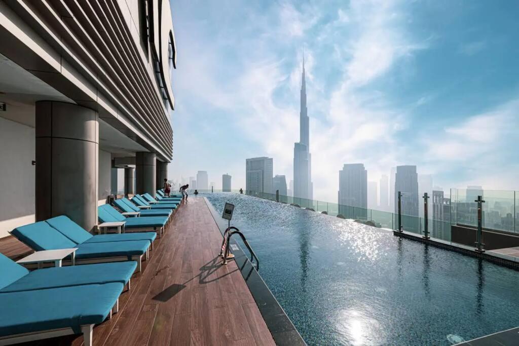5 Star With Burj View Infinity Pool And Gym Apartment