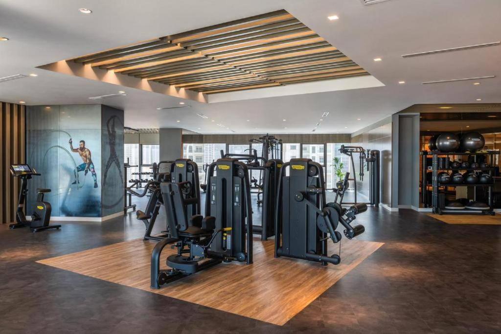 5 Star With Burj View Infinity Pool And Gym Apartment