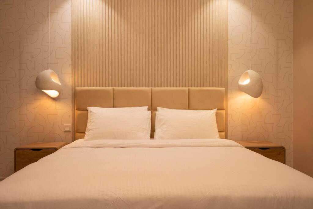5 Star With Burj View Infinity Pool And Gym Apartment Dubai