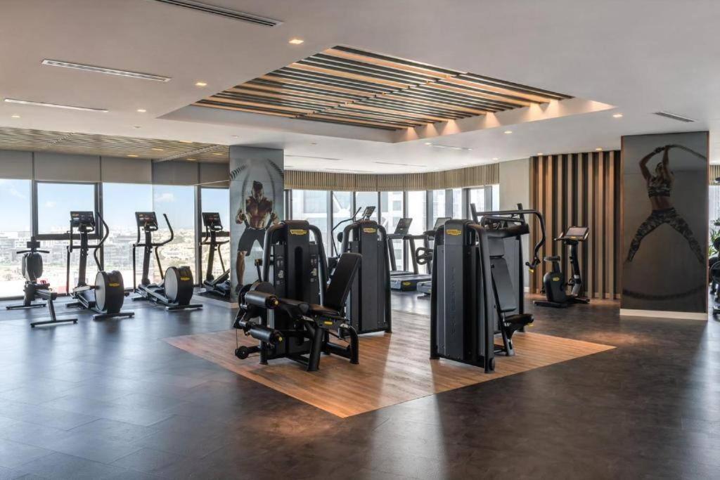 5 Star With Burj View Infinity Pool And Gym Apartment