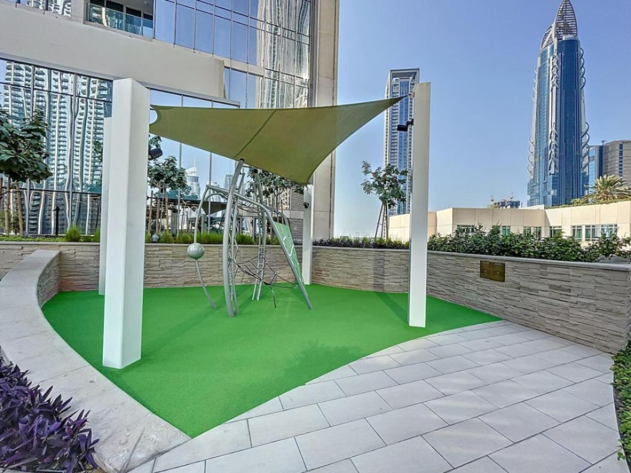Tower 1 - Chic Three Bedroom With Downtown Views Dubai