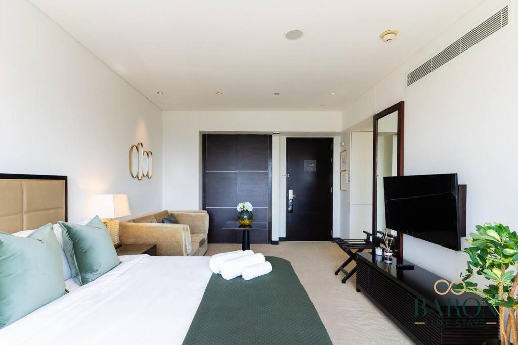 Amazing Studio, Address Marina.