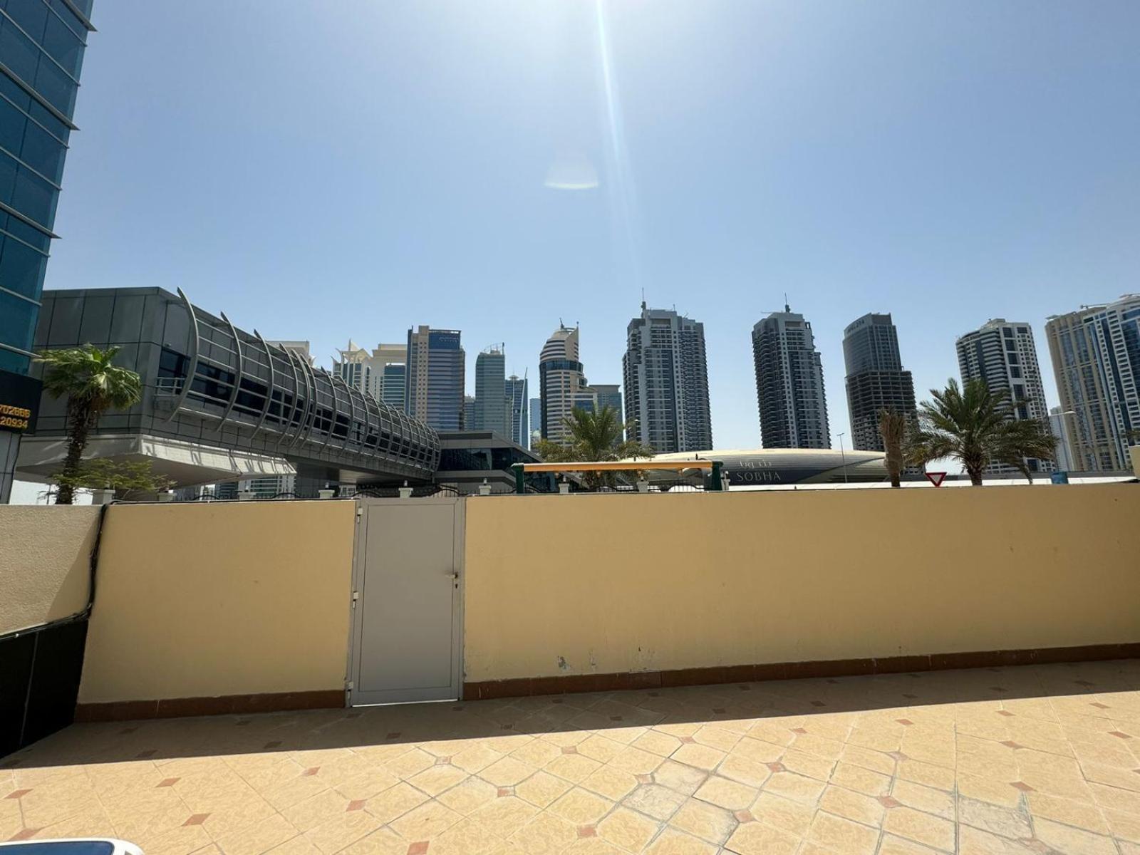 Spacious In Marina Close To Metro And Apartment Dubai