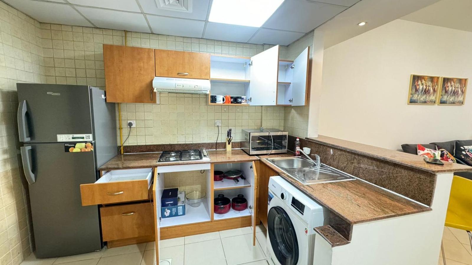 Spacious In Marina Close To Metro And Dubai