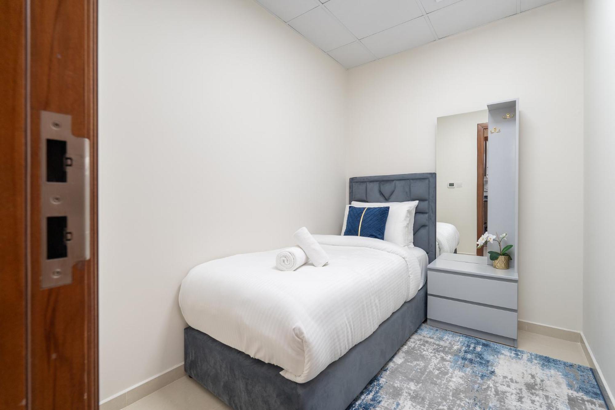 Apartment Dunya Tower Luxury And 2 Min Walk To Mall And Burj Khalifa In Heart Of Downtown