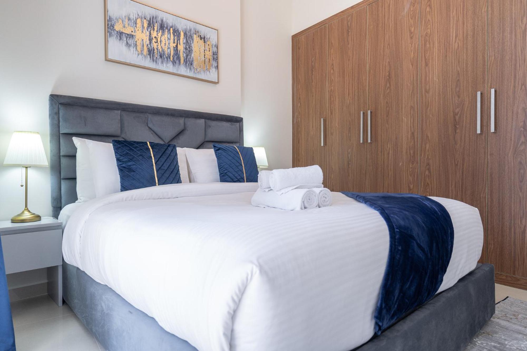 Apartment Dunya Tower Luxury And 2 Min Walk To Mall And Burj Khalifa In Heart Of Downtown *