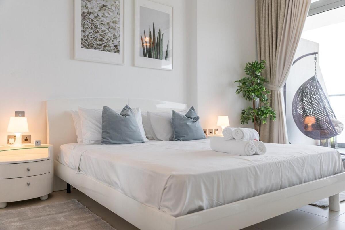 Sleeps 4 With The Palm Beach View