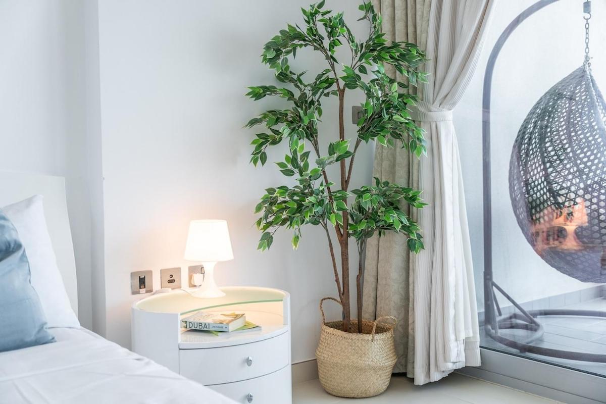 Sleeps 4 With The Palm Beach View