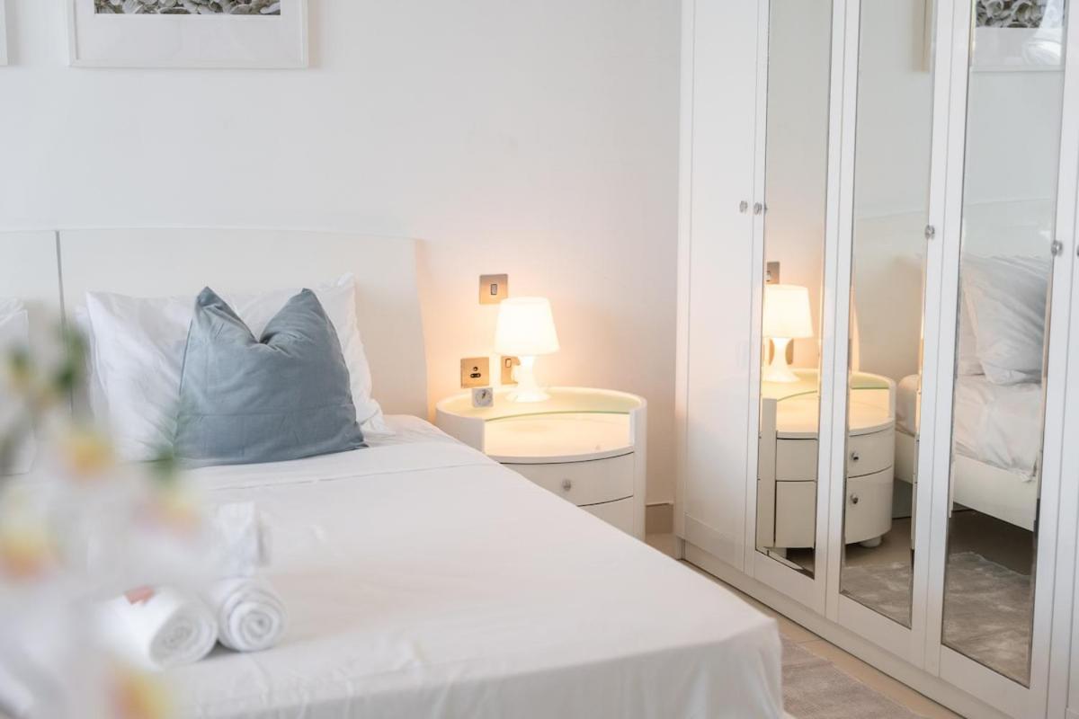 Sleeps 4 With The Palm Beach View Dubai