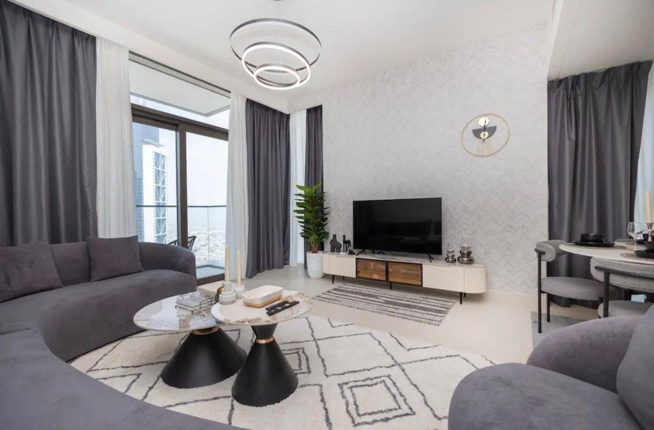 High Floor With View! 2 Bedroom Exceptional Near Mall! Amazing Rooftop! Apartment *