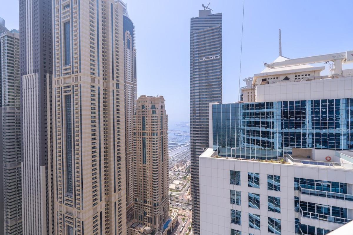 Spacious 3-bedroom With Comfortable Living Area In Marina Dubai