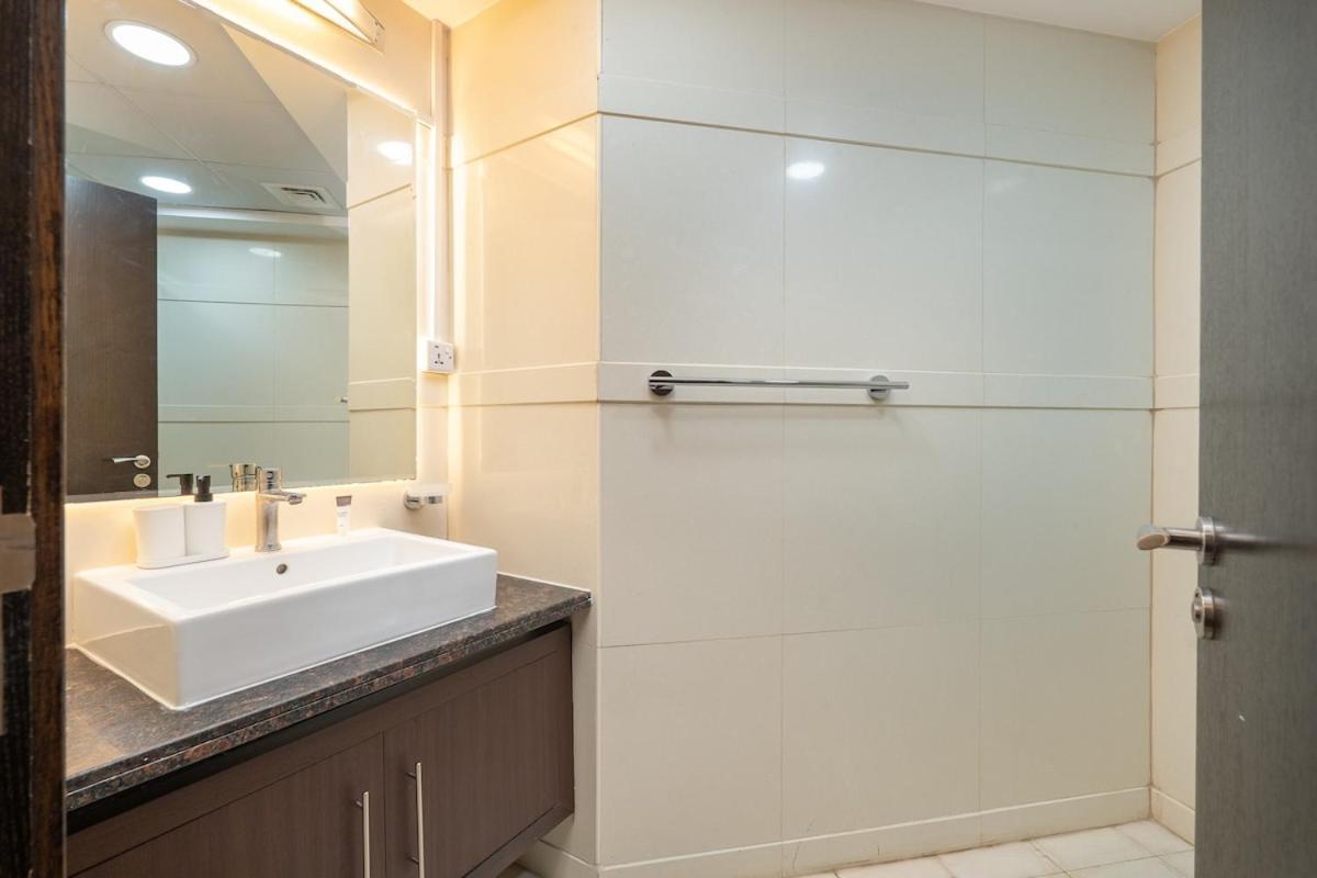 Spacious 3-bedroom With Comfortable Living Area In Marina Dubai