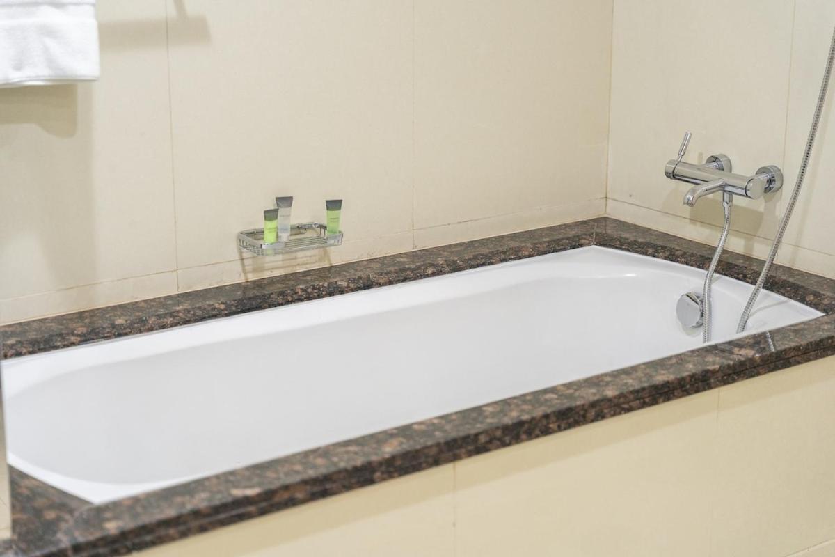 Daire Spacious 3-bedroom With Comfortable Living Area In Marina *