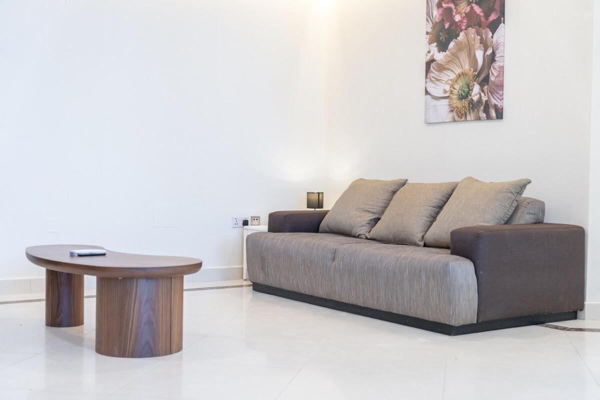 Daire Spacious 3-bedroom With Comfortable Living Area In Marina *