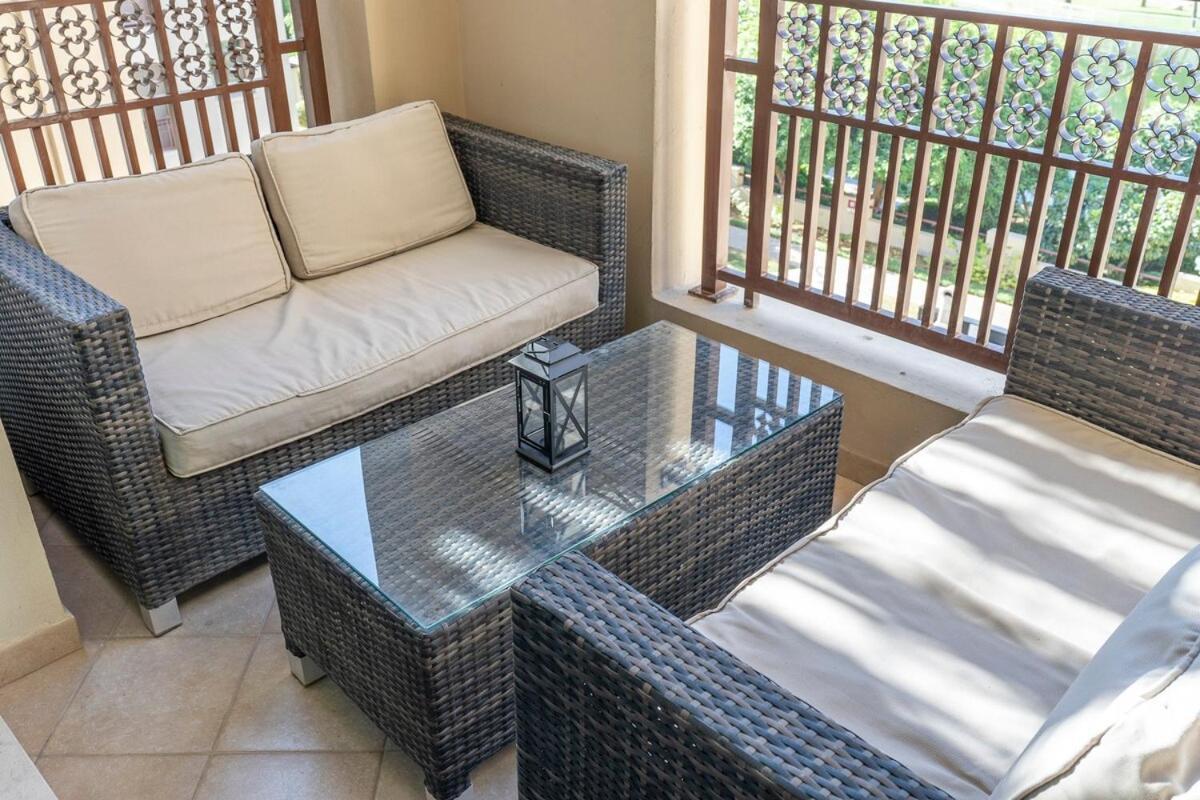 Warm 2-bedrooms With Modern Kitchen Interior In The Greens! Apartment Dubai