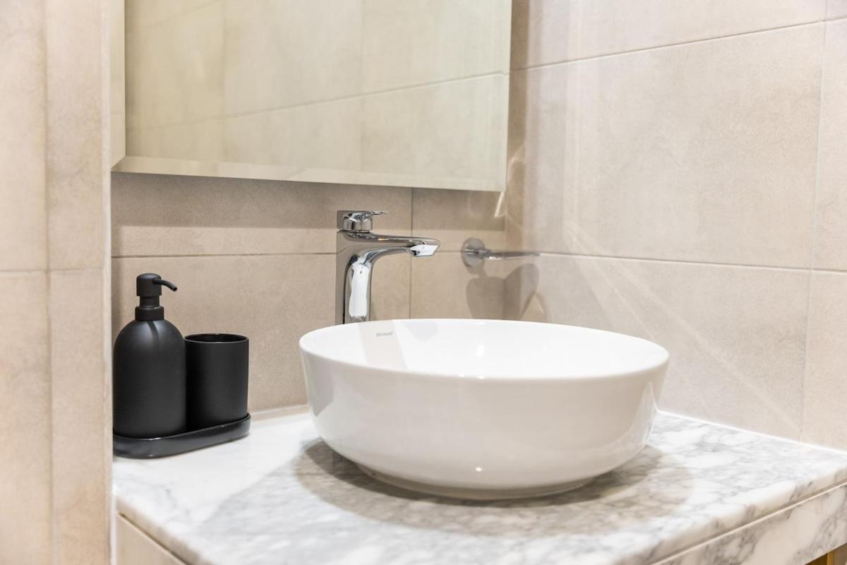 Elegant 2 Bedroom With Great Views In Business Bay Apartment *