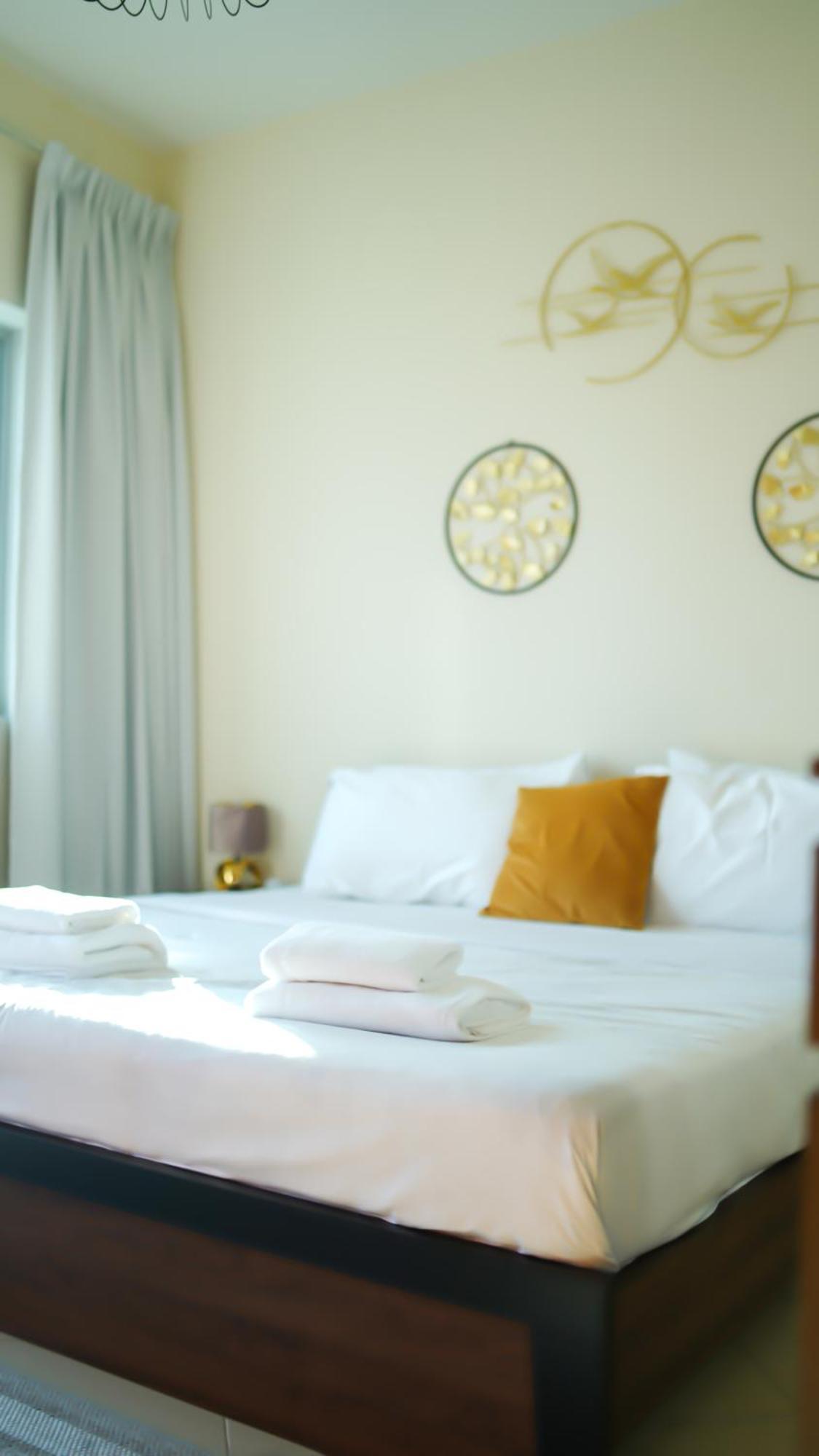 Spacious 2 Bed At Marina High Floor Apartment *