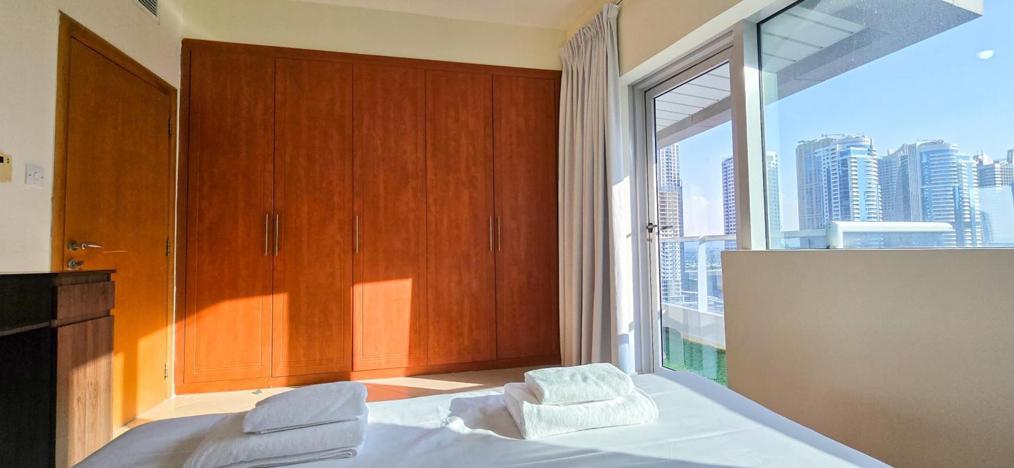 Spacious 2 Bed At Marina High Floor Apartment
