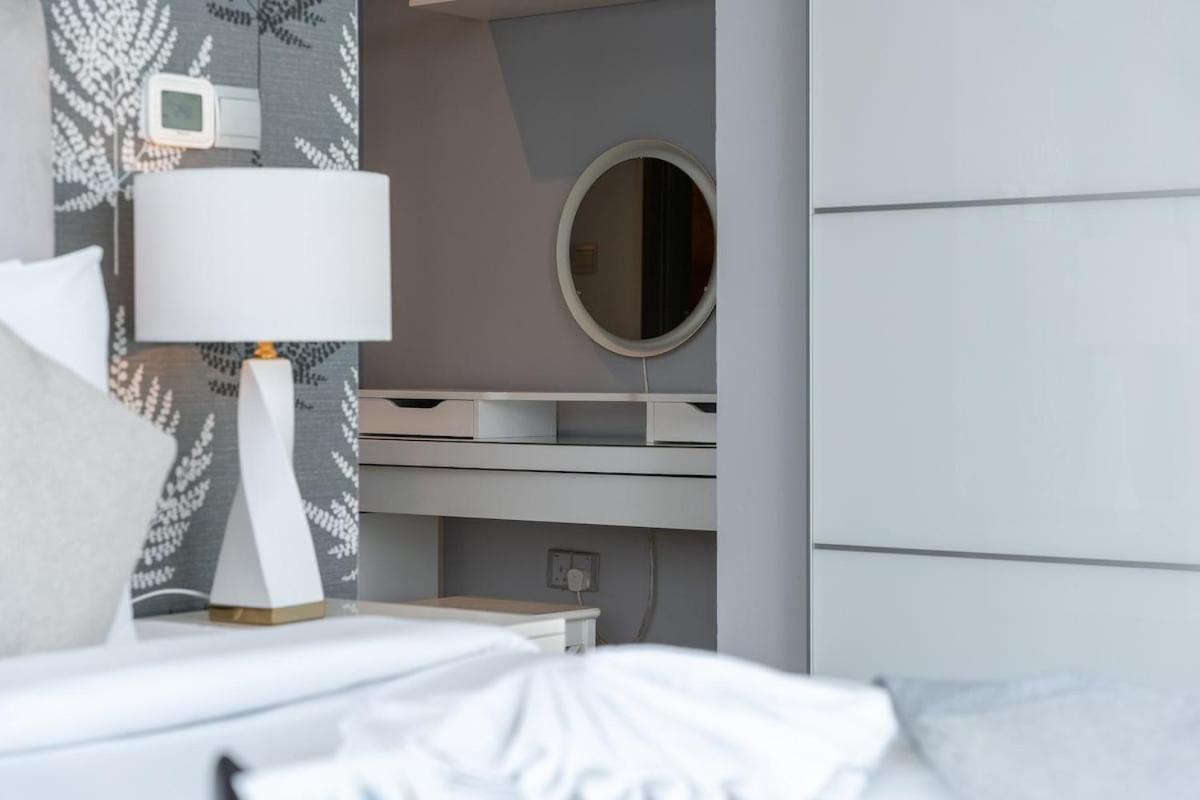 Spacious 2-bedroom With Marina Views In Dec Tower 2