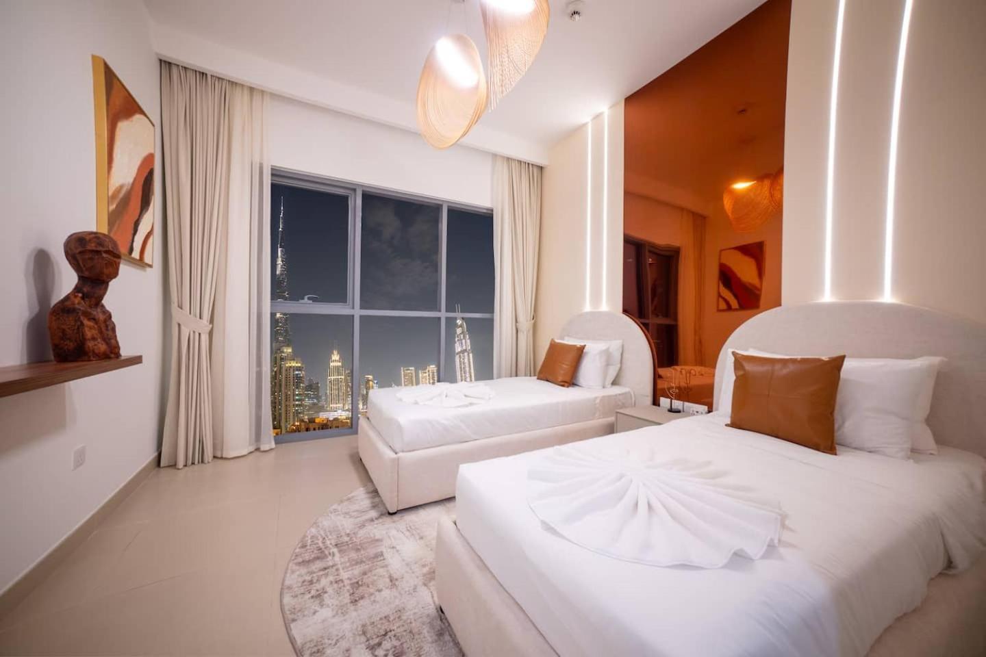 Lavish Saafe House With Full Burj Khalifa View From - Amazing Balcony Setup - Infinity Pool - Near Mall Downtown Apartment Dubai