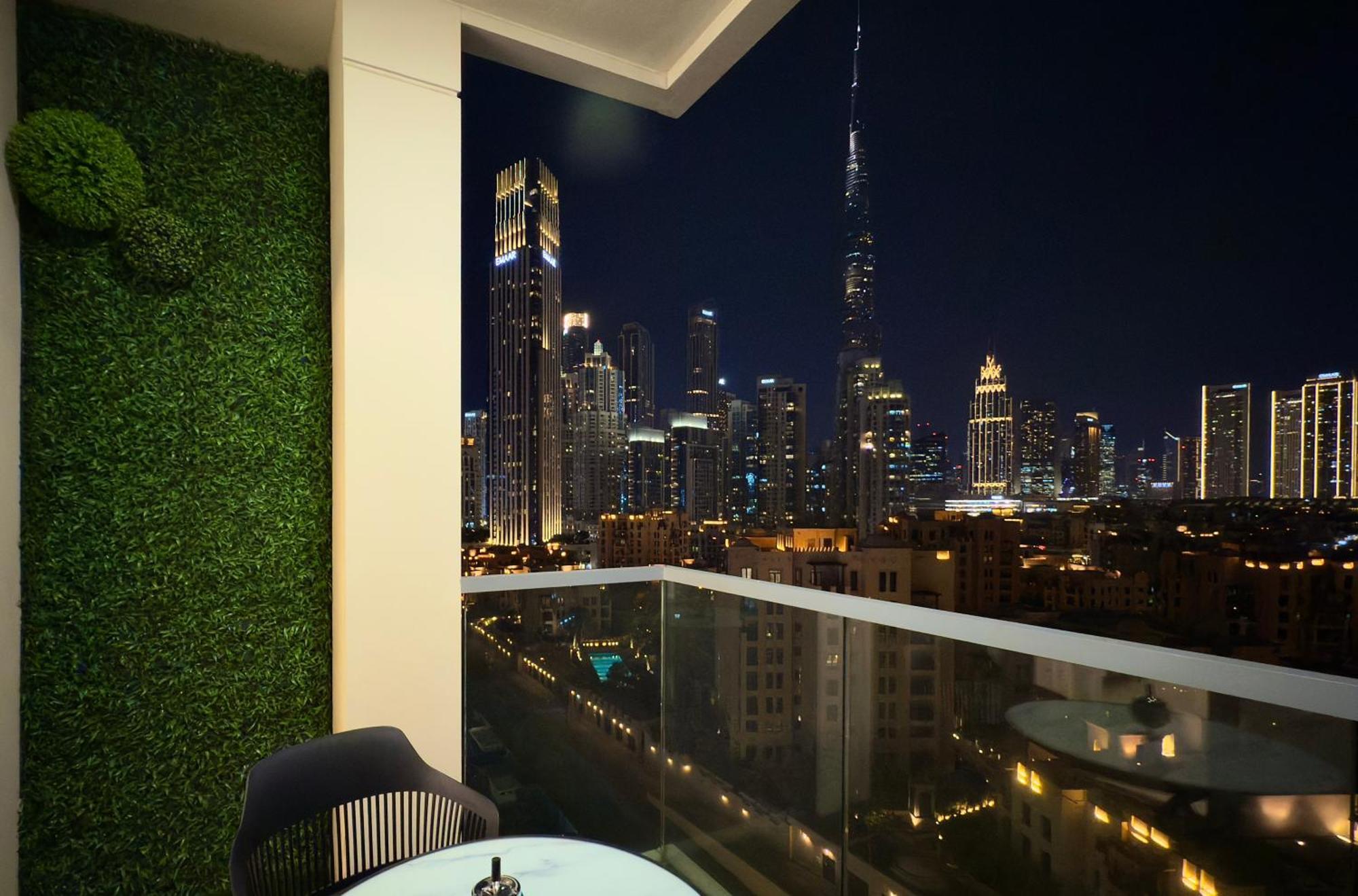 Lavish Saafe House With Full Burj Khalifa View From - Amazing Balcony Setup - Infinity Pool - Near Mall Downtown
