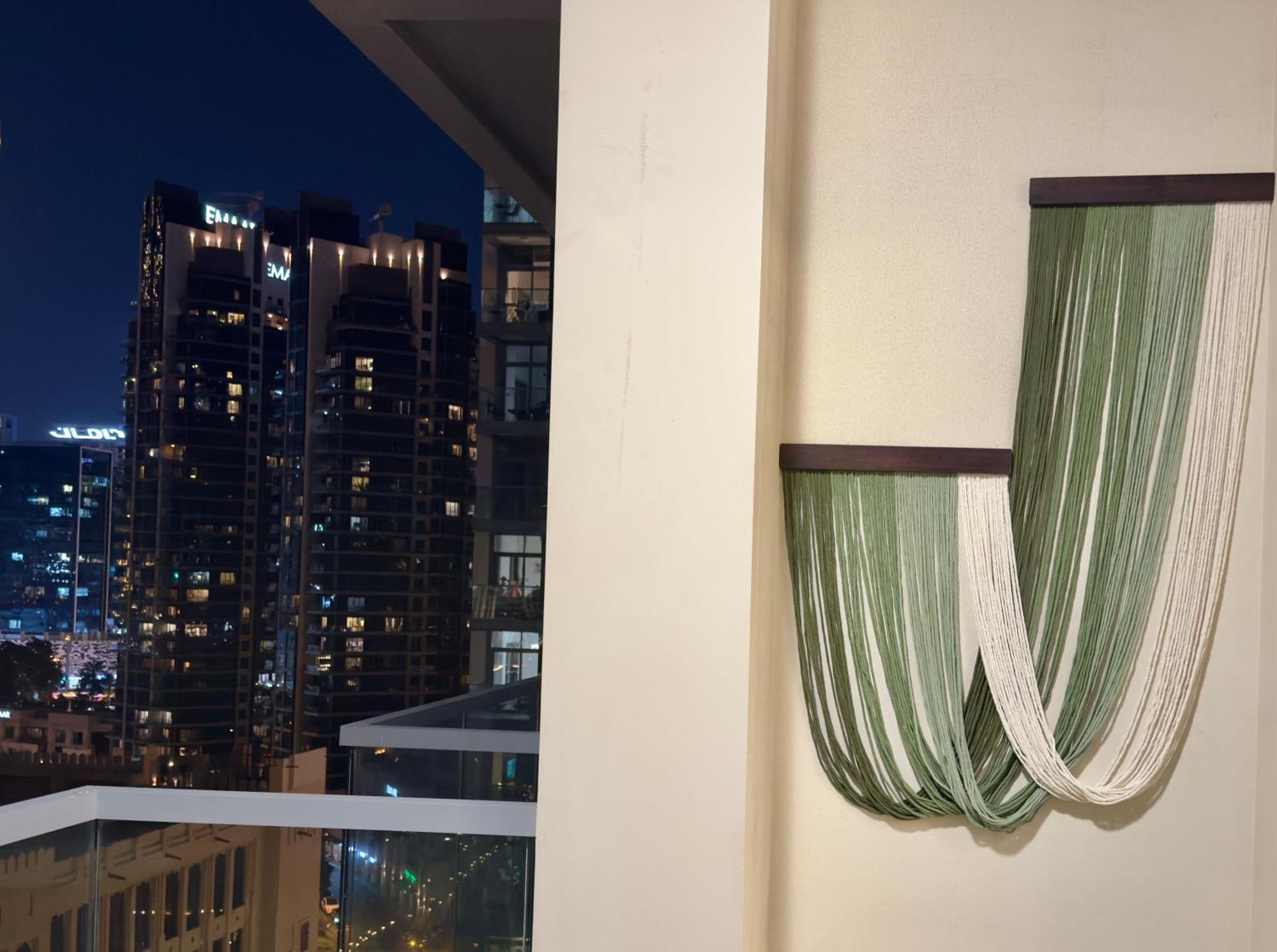 Lavish Saafe House With Full Burj Khalifa View From - Amazing Balcony Setup - Infinity Pool - Near Mall Downtown *